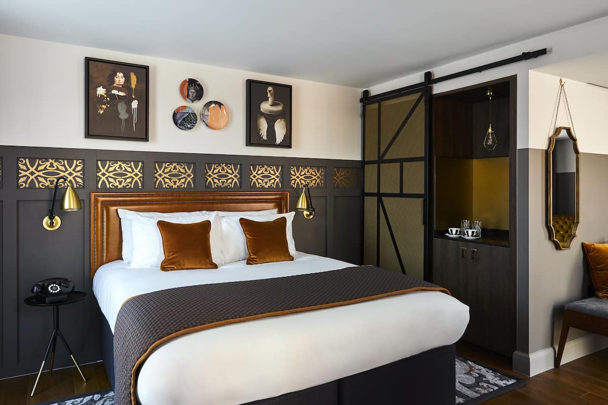 Premium bedding, in-room safe, desk, laptop workspace