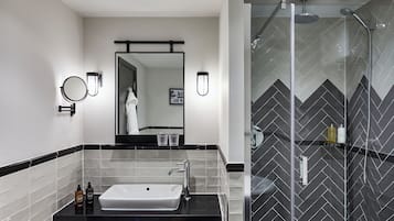 Chambre Standard, 2 lits une place | Salle de bain | Douche, douche à « effet pluie », articles de toilette écologiques