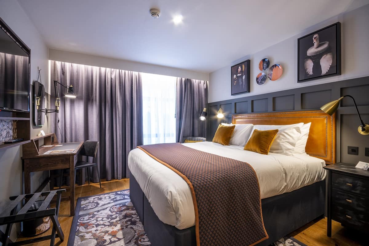 1 bedroom, premium bedding, in-room safe, desk