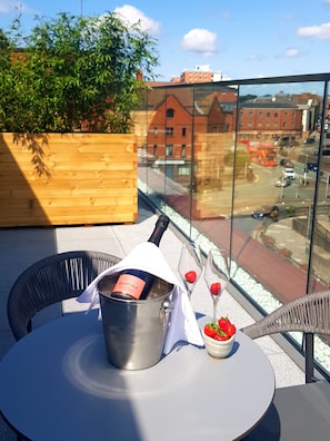 Deluxe-huone, 1 suuri parisänky, parveke (Premium) | Parveke