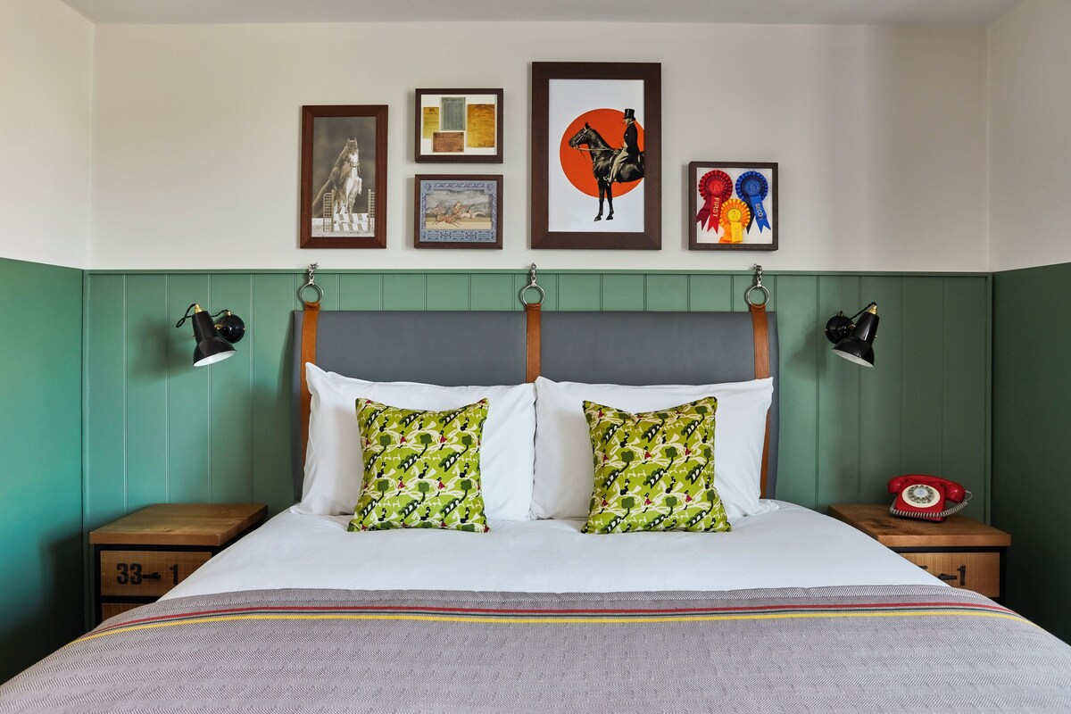 Deluxe Room, 1 King Bed, Balcony | Premium bedding, in-room safe, desk, laptop workspace