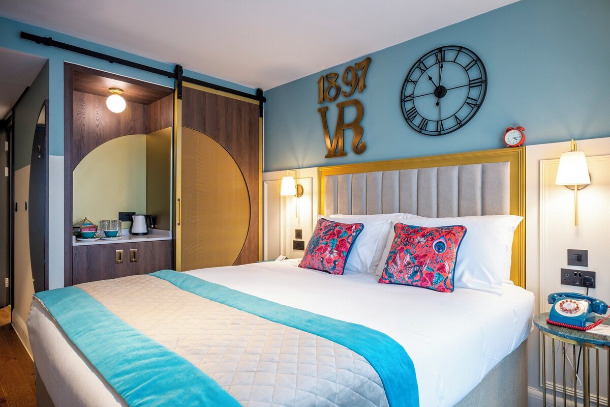 Premium bedding, in-room safe, desk, laptop workspace
