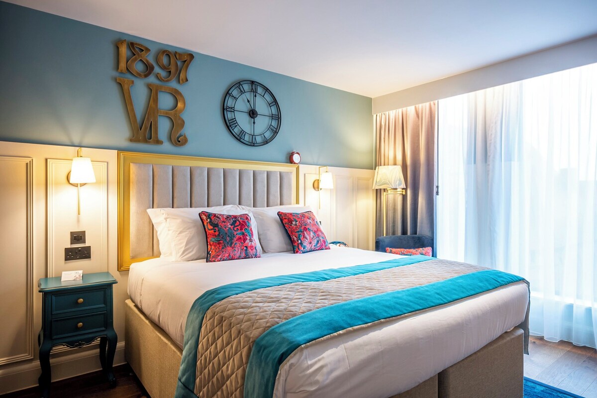 Standard Room, 1 King Bed | Premium bedding, in-room safe, desk, laptop workspace