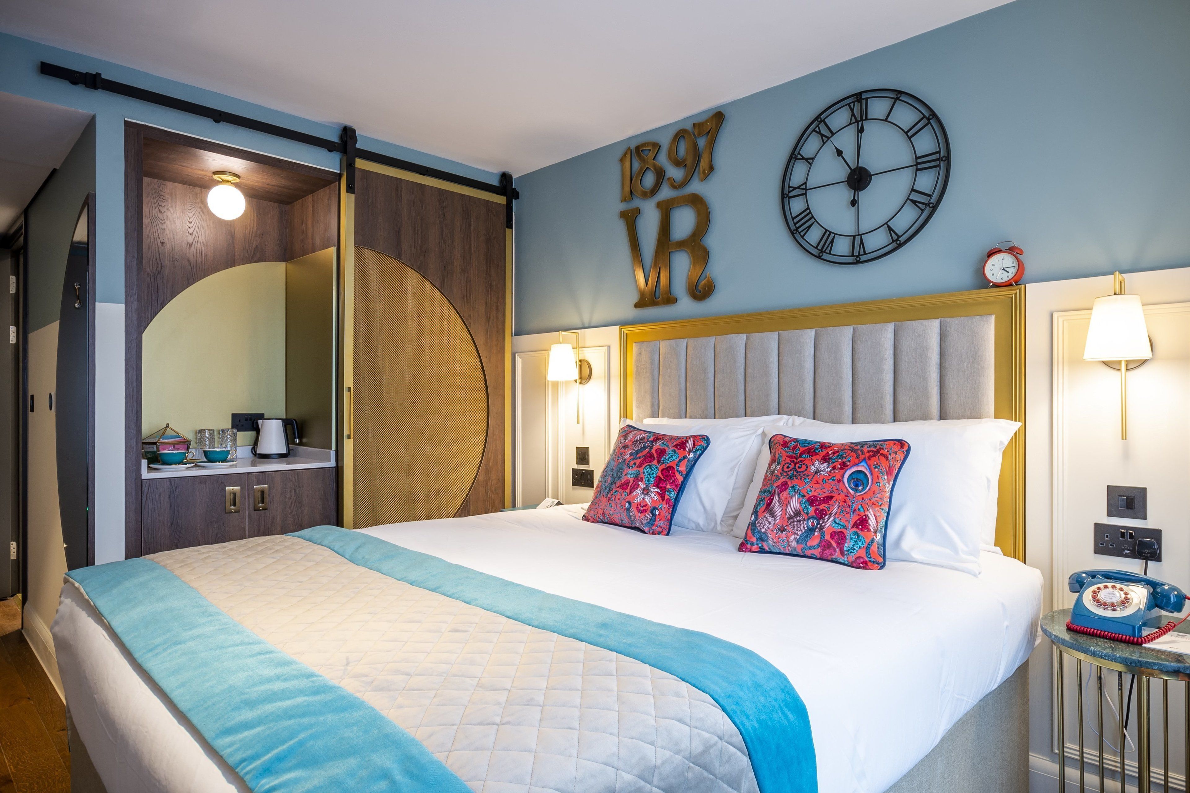 Premium bedding, in-room safe, desk, laptop workspace