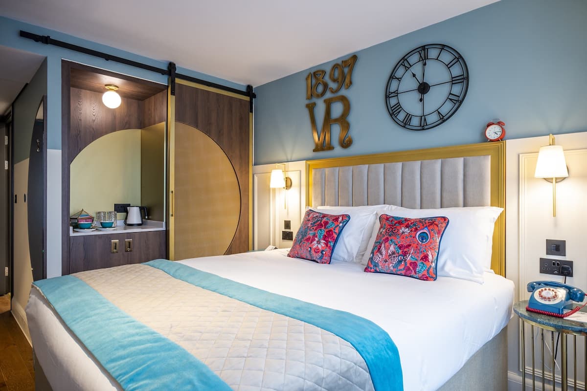 Premium bedding, in-room safe, desk, laptop workspace
