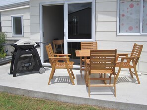 Outdoor dining - Fully renovated 1 bedroom house all new 400 meters from the beach (Koitiata)