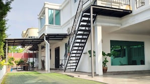 A two-story building with a balcony and a staircase. - Wawasan Homestay Butterworth (Butterworth)
