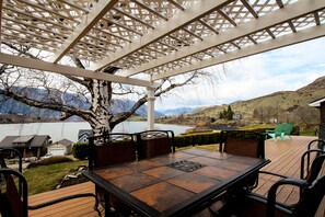 Outdoor dining - Charming home w/ great deck, patio & views overlooking Roses Lake (Manson)