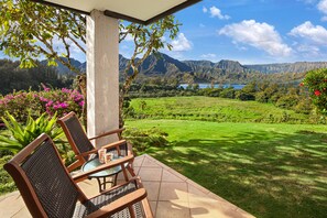 Terrace/patio - Spectacular Oceanfront View at Hanalei Bay Resort 9101,2,3 - 6 min walk to beach (Princeville)