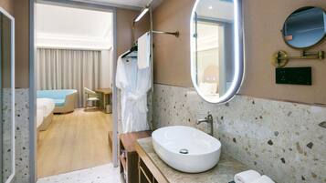 Minibar, escritorio y wifi gratis