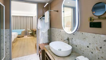 Minibar, desk, free WiFi