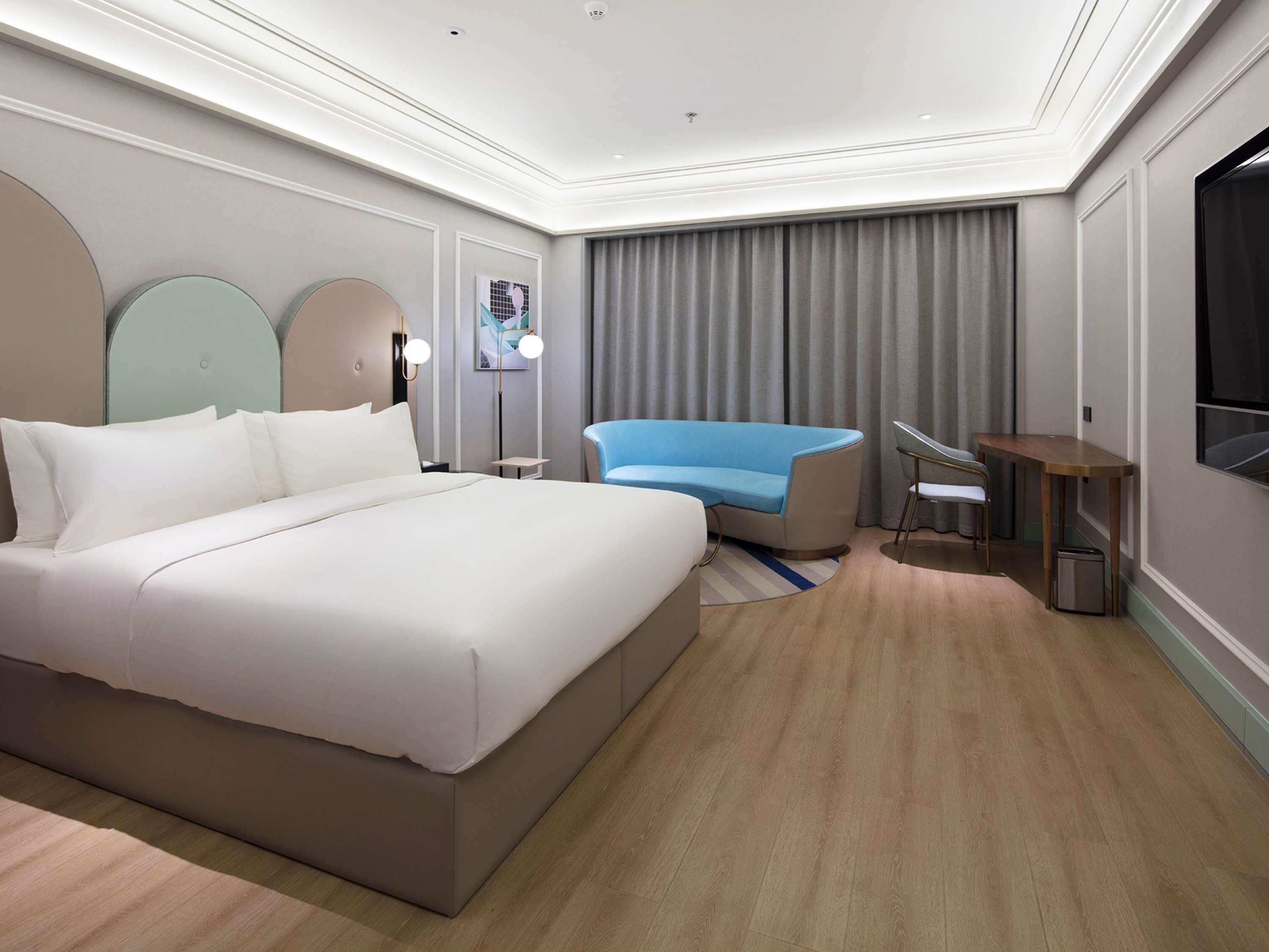 Minibar, desk, free WiFi