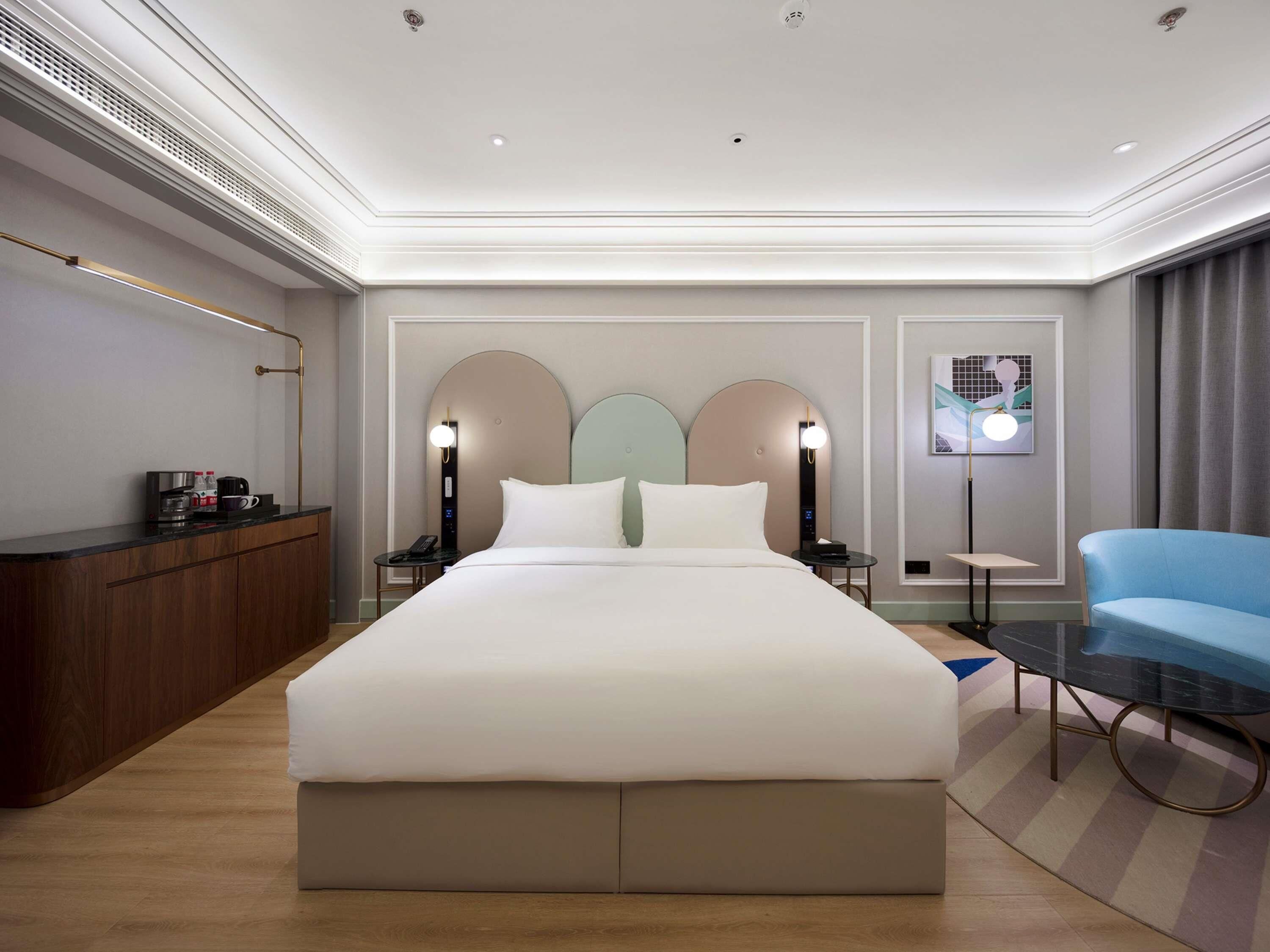 Minibar, desk, free WiFi