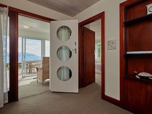 Calla Lily | Blackout drapes, iron/ironing board, free WiFi, bed sheets - Lemon Tree Lodge (Kaikoura)