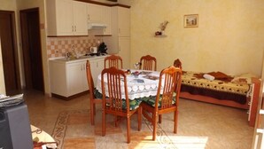 A compact living space with a kitchen, dining area, and a bed. - Apartment in Umag with WIFI (853-2) (Umag)