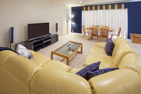 Maison en rangée, 5 chambres, 2 salles de bains | Aire de séjour | Téléviseur à écran plat, foyer, lecteur de DVD