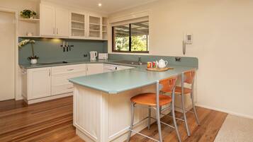 Townhome, 5 Bedrooms, 2 Bathrooms | Private kitchen | Full-sized fridge, microwave, oven, stovetop