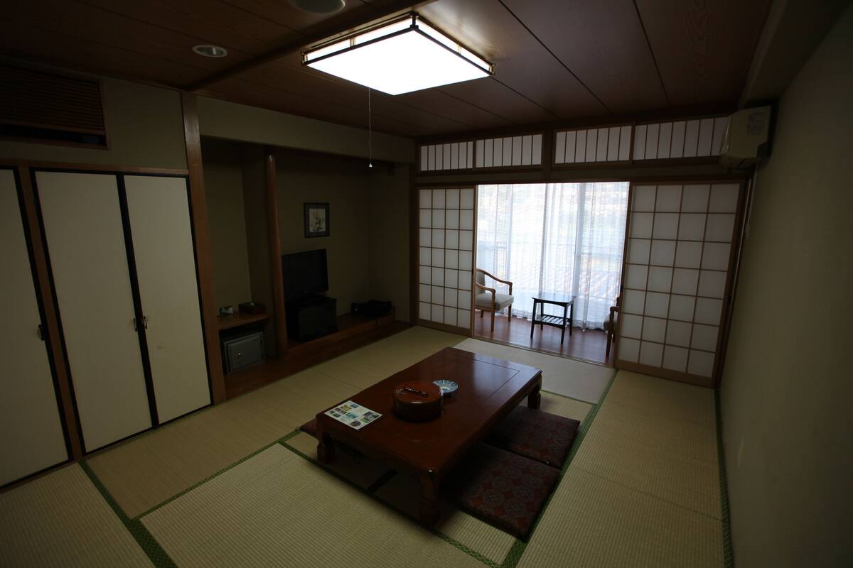 In-room safe, free WiFi, bed sheets
