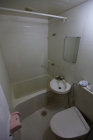 Combined shower/bathtub, free toiletries, hair dryer, slippers