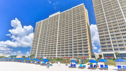 Summer savings ! RESERVED PARKING and free beach chair tower 1-305