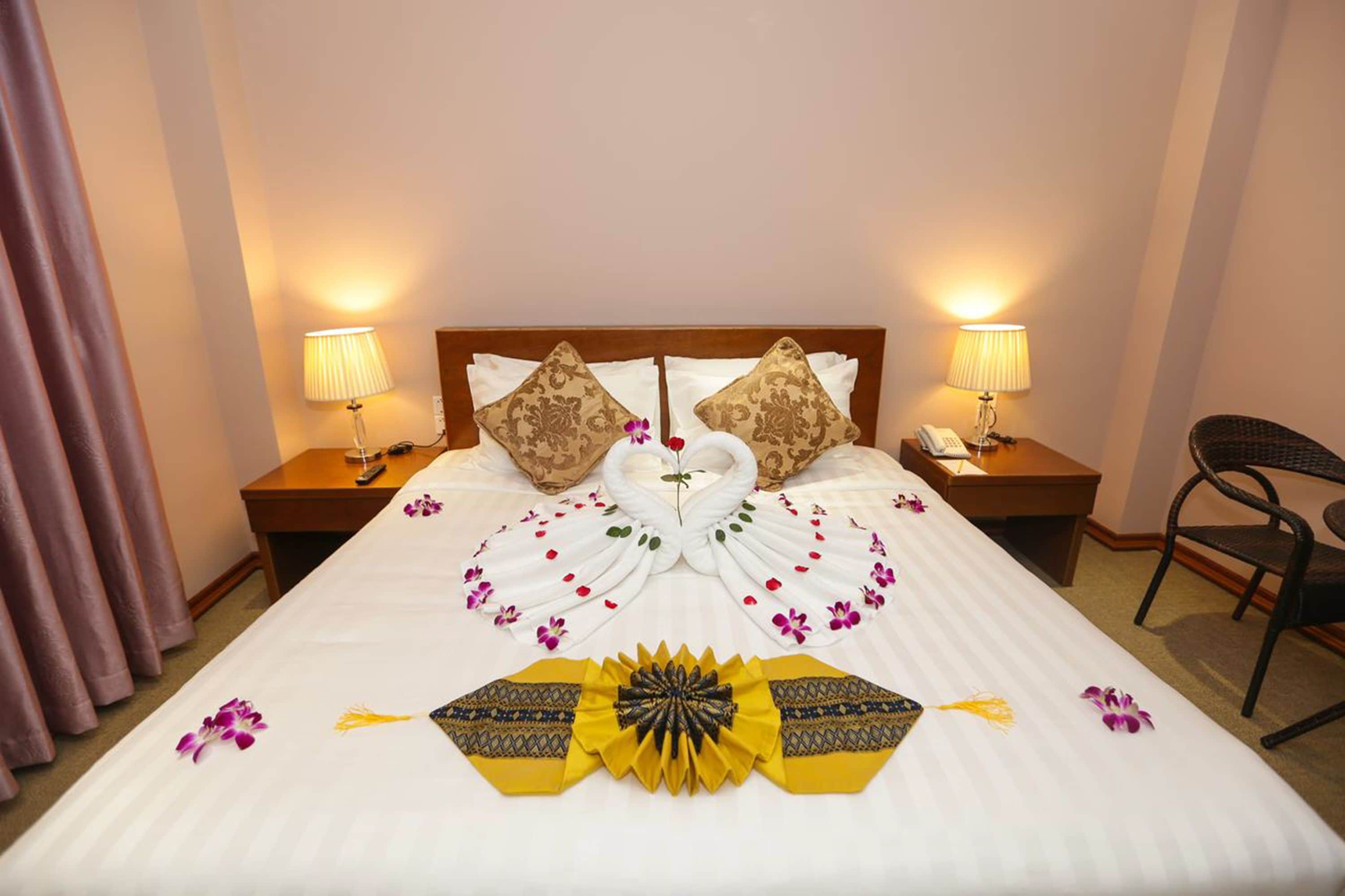 deluxe double or twin room | minibar, desk, rollaway beds, free wifi