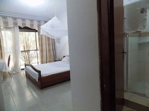 Quarto casal | Individualmente mobiliados, escrivaninha