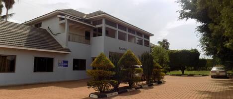 Vista frontal de la propiedad