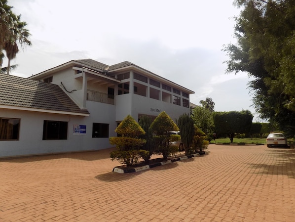 Vista frontal de la propiedad