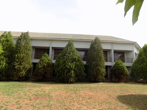 Vista frontal de la propiedad