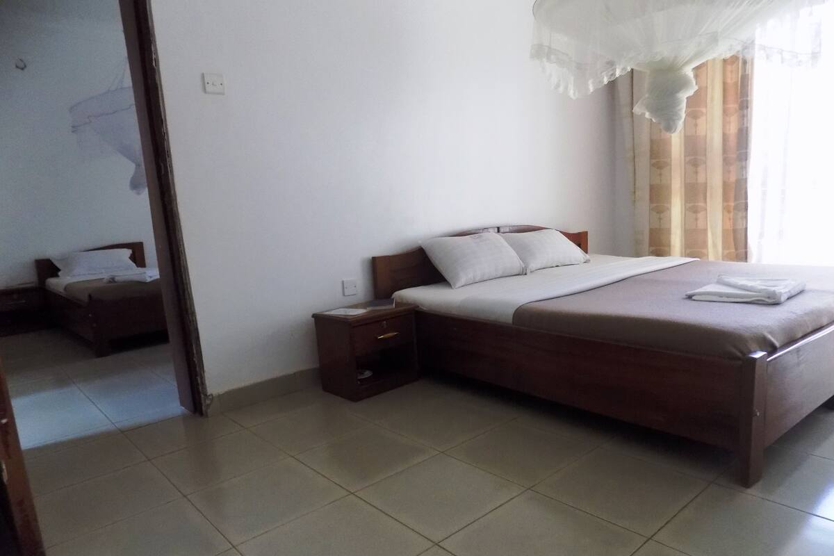 Suite | Desk, laptop workspace, soundproofing, individually furnished
