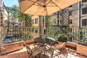 Outdoor dining - Via Napoli, 27 - One Bedroom Apartment (Roma)