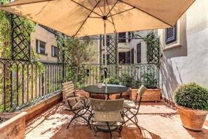 Outdoor dining - Via Napoli, 27 - One Bedroom Apartment (Roma)