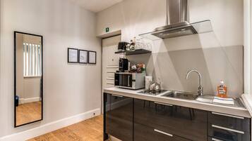 Réfrigérateur, micro-ondes, plaque de cuisson, cafetiÚre/bouilloire