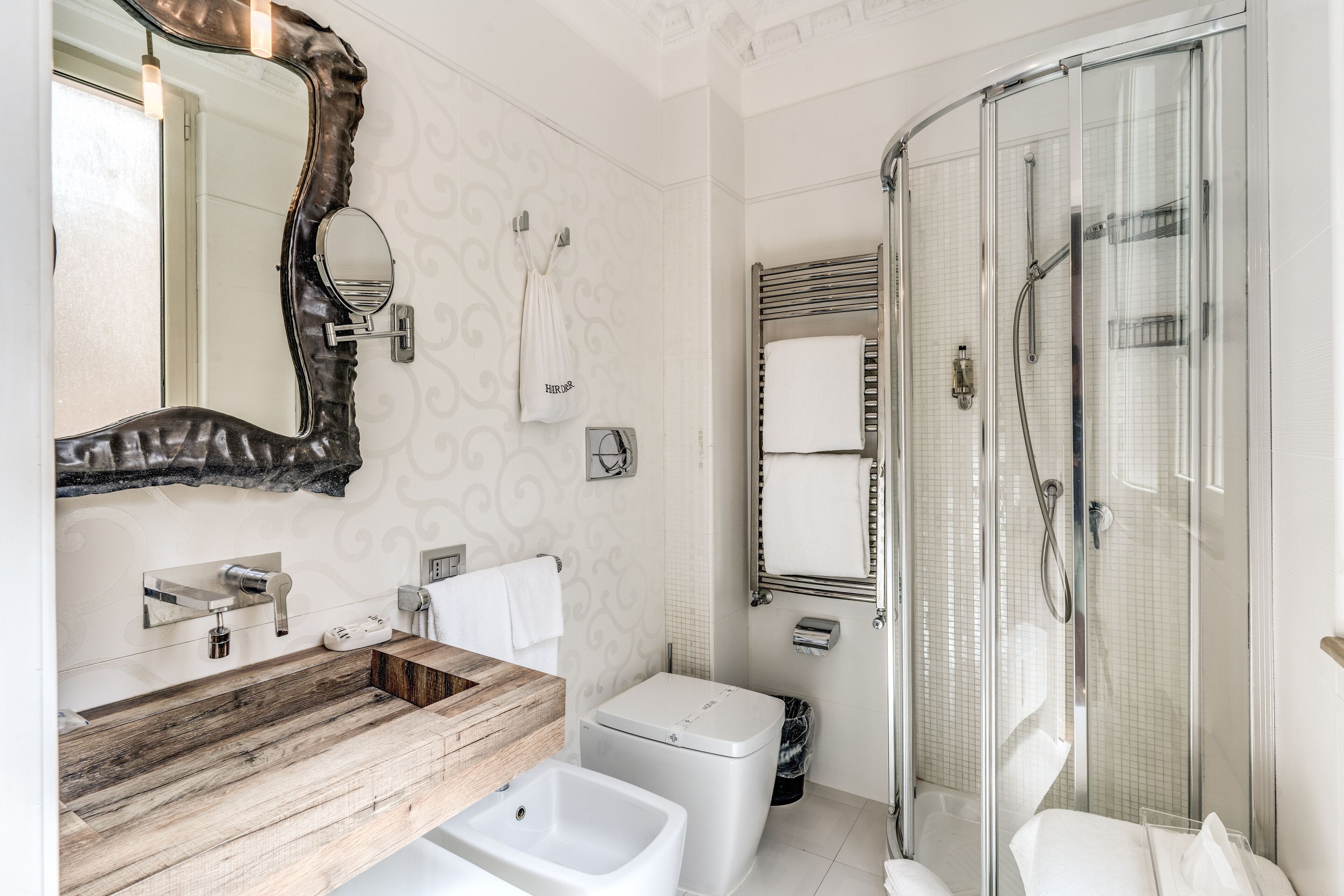 Haartrockner, Handtücher, Shampoo, Toilettenpapier