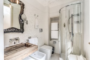 Sèche-cheveux, serviettes fournies, shampoing, papier toilette