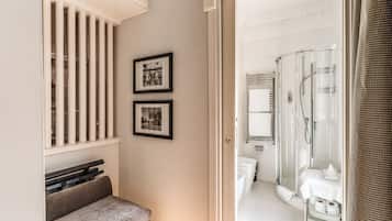 Secadora de cabello, toallas, shampoo, papel de baño