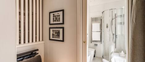 Hårtørrer, håndklæder, Shampoo, Toiletpapir