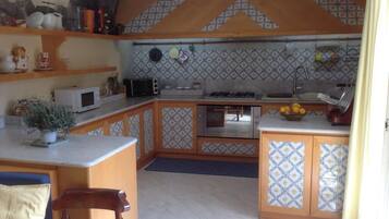 Four, plaque de cuisson, lave-vaisselle, cafetiĂšre/bouilloire