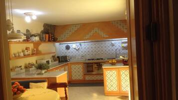 Four, plaque de cuisson, lave-vaisselle, cafetiĂšre/bouilloire