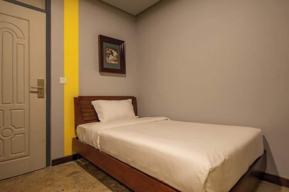 Premium bedding, iron/ironing board, free WiFi, bed sheets