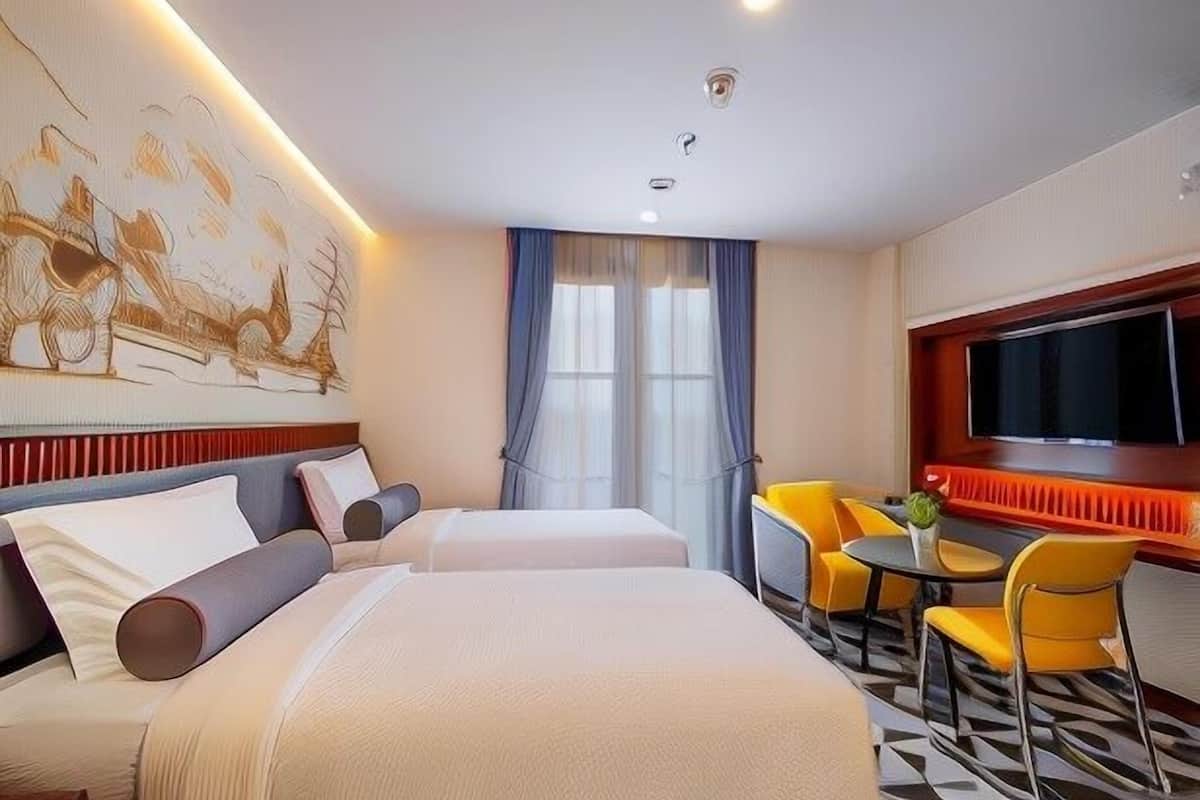 Premium bedding, iron/ironing board, free WiFi, bed sheets