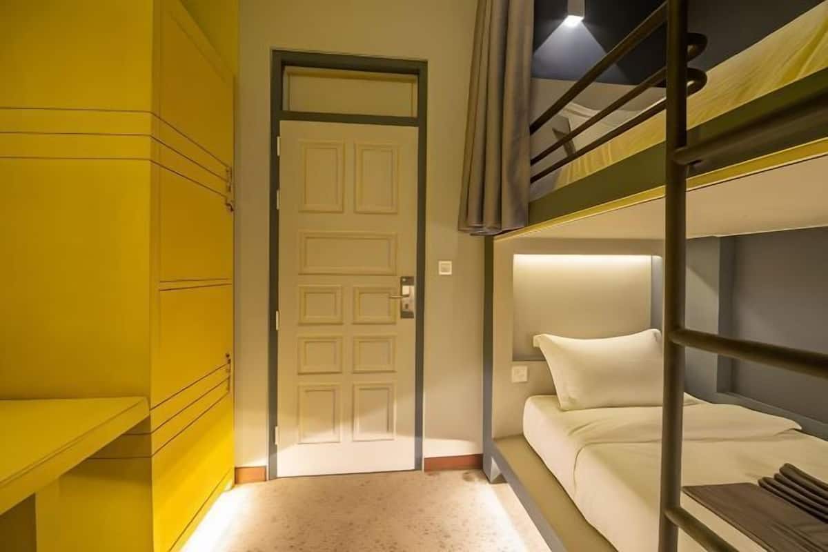 Premium bedding, iron/ironing board, free WiFi, bed sheets