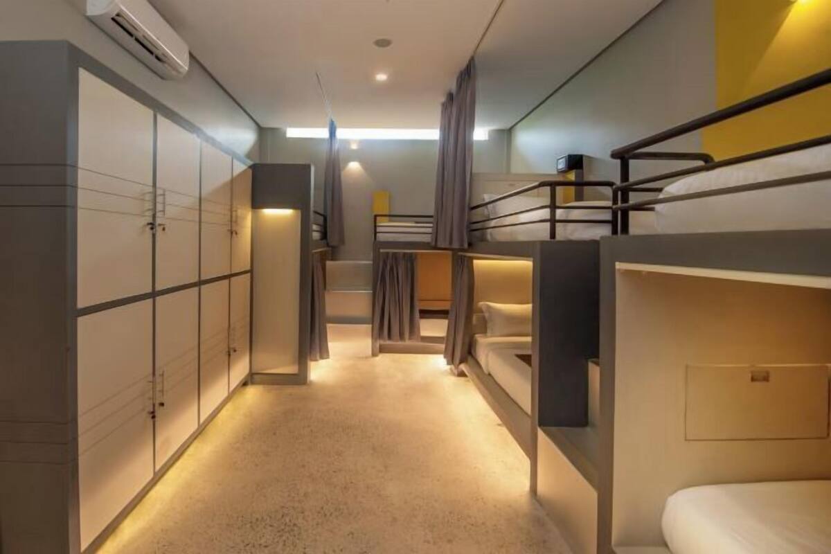 Ropa de cama de alta calidad y tabla de planchar con plancha