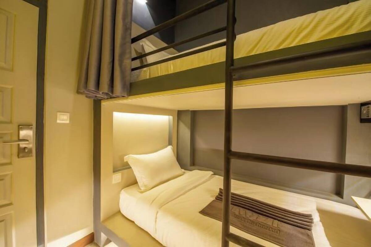 Ropa de cama de alta calidad y tabla de planchar con plancha