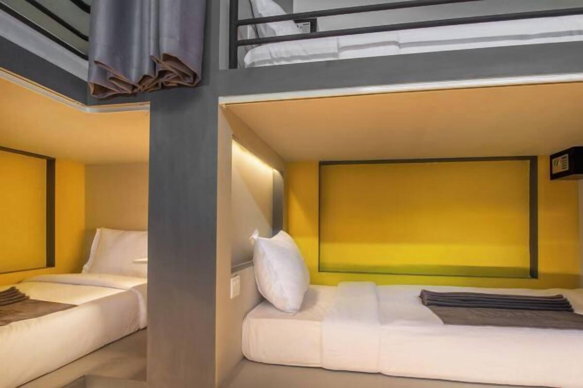 Ropa de cama de alta calidad y tabla de planchar con plancha
