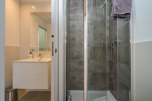 Shower, towels