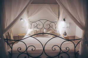 Quarto casal romântico, 1 cama Queen | Roupas de cama premium, edredons de pluma, cofres nos quartos