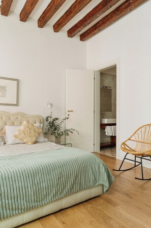 Comfort Room, 1 Queen Bed (champagne) | Premium bedding, down comforters, pillowtop beds, in-room safe - Bianca Cappello House (Venice)