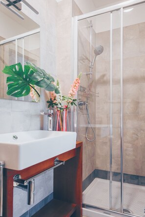 Shower, eco-friendly toiletries, hair dryer, towels - Bianca Cappello House (Venice)