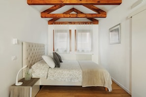 Romantic Studio Suite, 1 Queen Bed with Sofa bed | Premium bedding, down comforters, pillowtop beds, in-room safe - Bianca Cappello House (Venice)